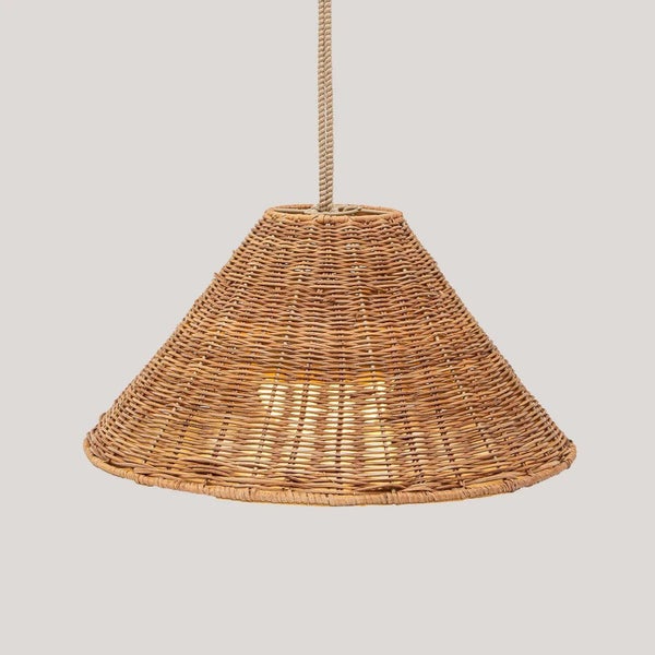 Hängeleuchte mit konischem Schirm aus geflochtenem Rattan an einem Seil