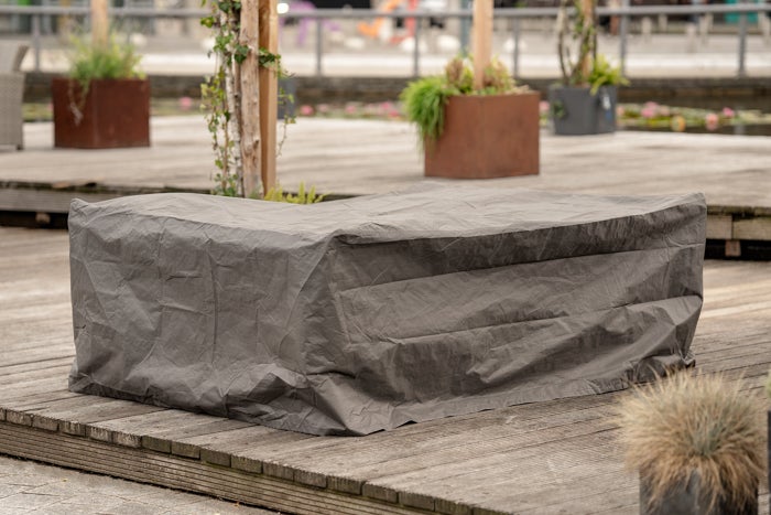 Abdeckung für Gartenmöbel auf Holzterrasse