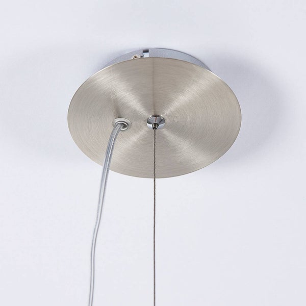 Deckenbaldachin aus gebürstetem Metall für eine Pendelleuchte mit Stromkabel und Drahtseil-Aufhängung.
