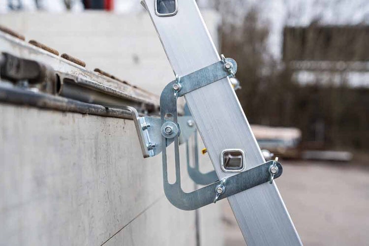 Detailansicht einer Leiter mit Dachrinne und Halterung.