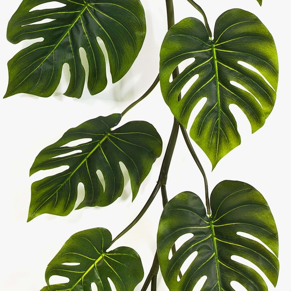 Künstliche Monstera-Hängepflanze mit großen, detailreichen Blättern aus Kunststoff.