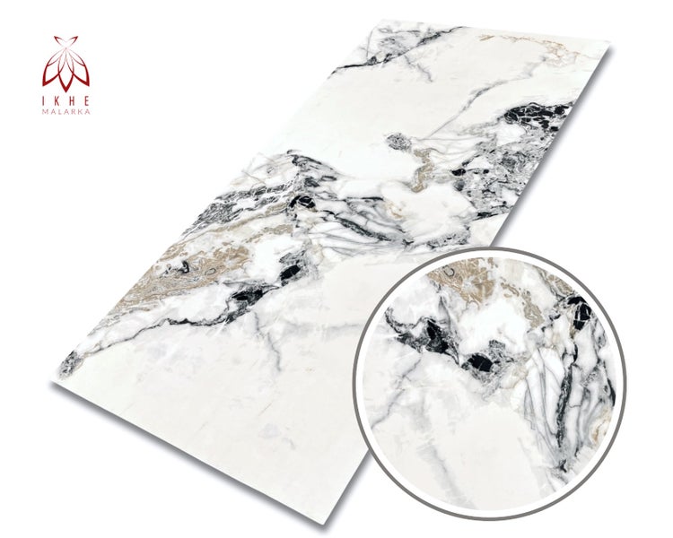 Feinsteinzeugfliese in Marmoroptik mit IKHE MALARKA Logo und Detailansicht der Oberflächenstruktur.
