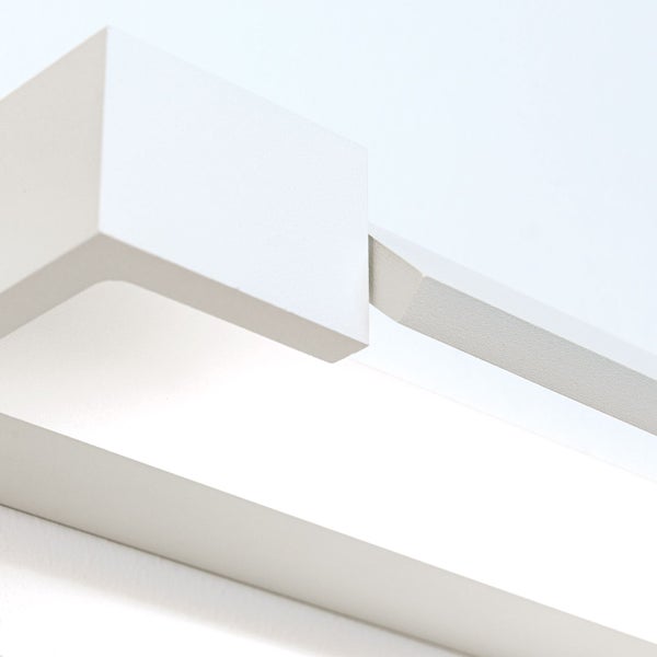 Moderne LED Wandleuchte mit eckigem Design als direkte Lichtquelle für den Wohnbereich