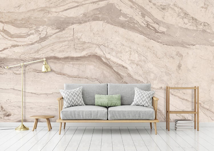 Wohnzimmer mit Sofa, Stehlampe, Beistelltisch und Regal vor einer Wand mit Marmormuster