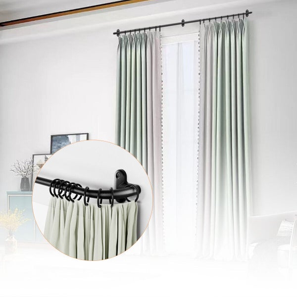 Gebogene Gardinenstange mit Vorhängen an einem Fenster in einem hellen Wohnraum mit Fokus auf die Wandhalterung und Ringaufhängung.