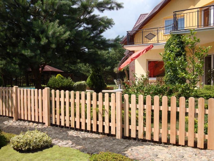 Holzzaun im Garten vor einem Haus
