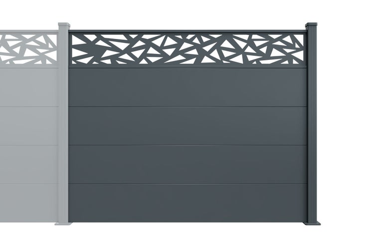 Sichtschutzelement aus Metall mit modernem geometrischem Dekorgitter im oberen Bereich und massiven Sichtschutzlamellen.