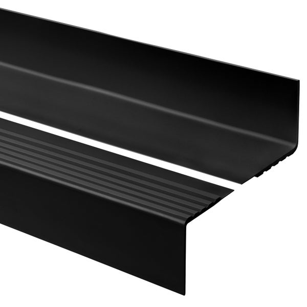 Schwarzes Treppenkantenprofil und Winkelprofil aus Kunststoff mit gerippter und glatter Oberfläche.