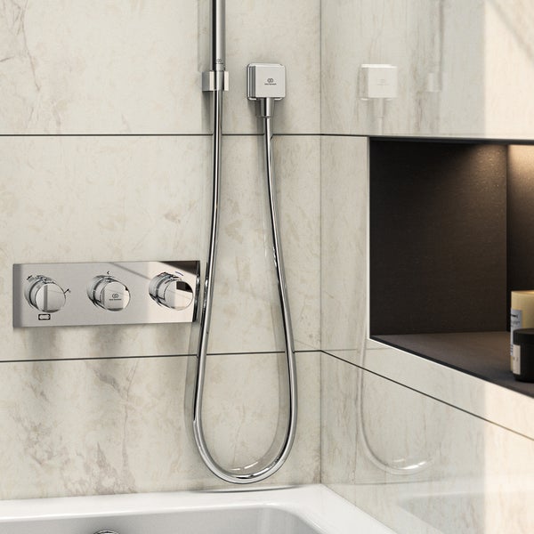 Detailansicht einer Dusche mit Armatur und Ablagefach