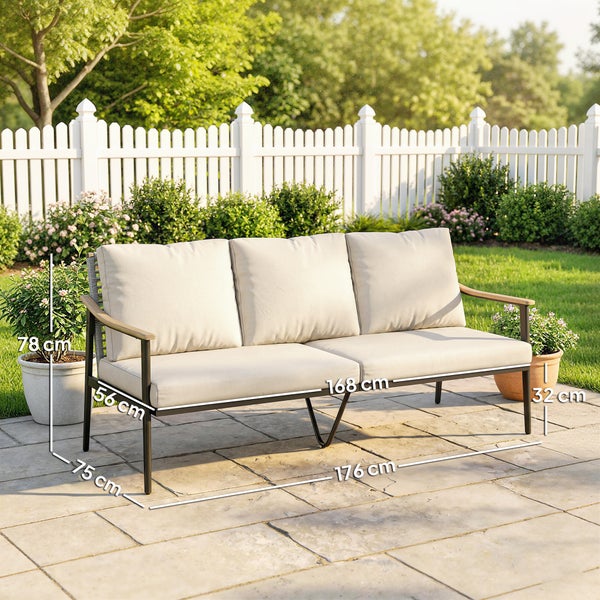 Dreisitzer-Gartensofa mit beigen Polstern und Holzarmlehnen auf einer Terrasse mit Maßangaben in Zentimetern.