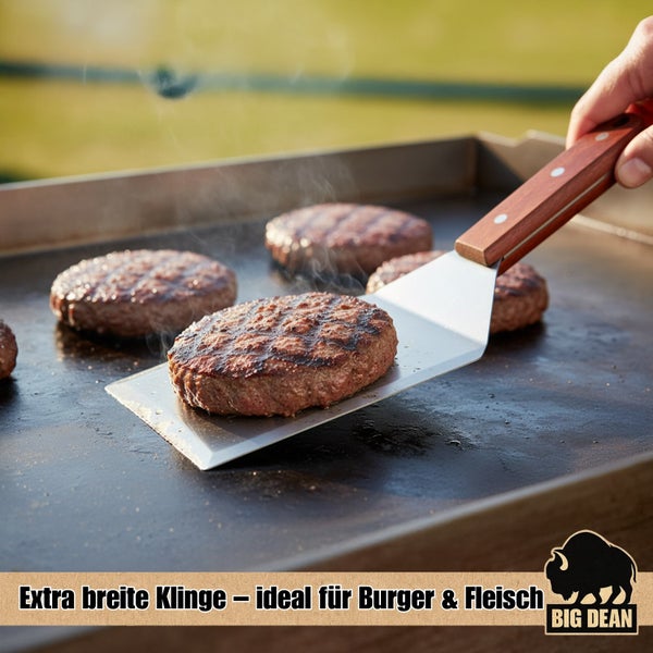 Burgerbraten auf einer Grillplatte mit einem Pfannenwender