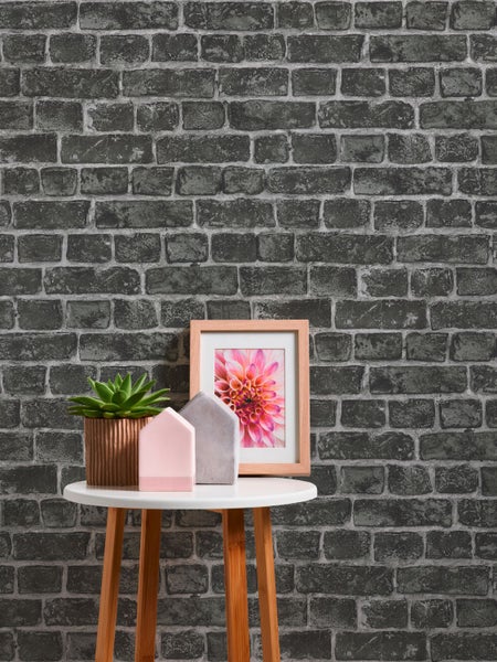 Graue Backsteintapete mit Dekoration auf einem Tisch