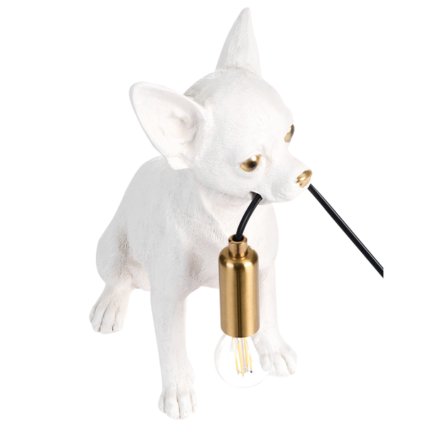 Tischleuchte in Form eines weißen Chihuahuas mit goldener Lampenfassung und schwarzem Kabel im Maul.