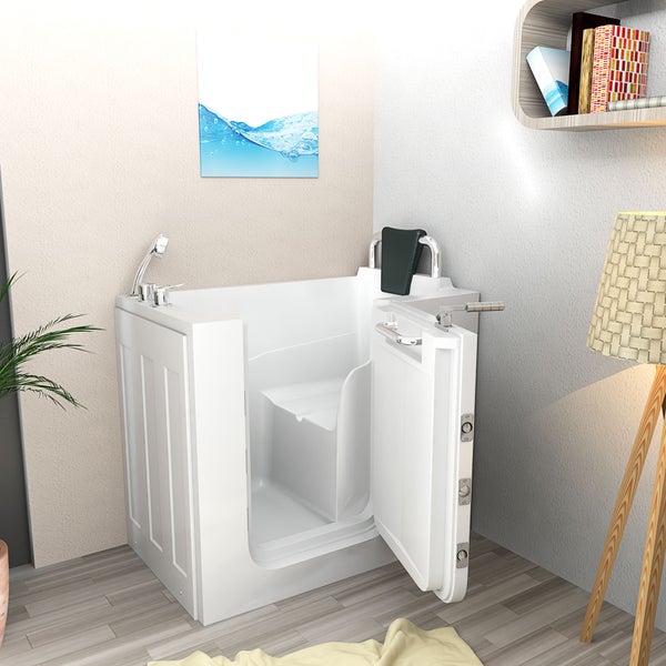 Weiße Sitzbadewanne mit Seitentür, integriertem Sitz und Kopfstütze in einem hellen Zimmer mit Lampe, Pflanze und Wandregal.