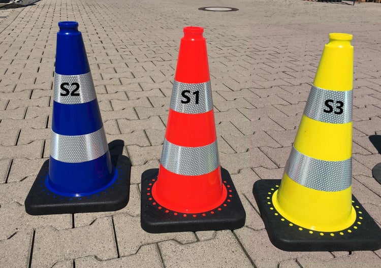 Drei Verkehrsleitkegel mit reflektierenden Streifen und den Markierungen S1, S2 und S3