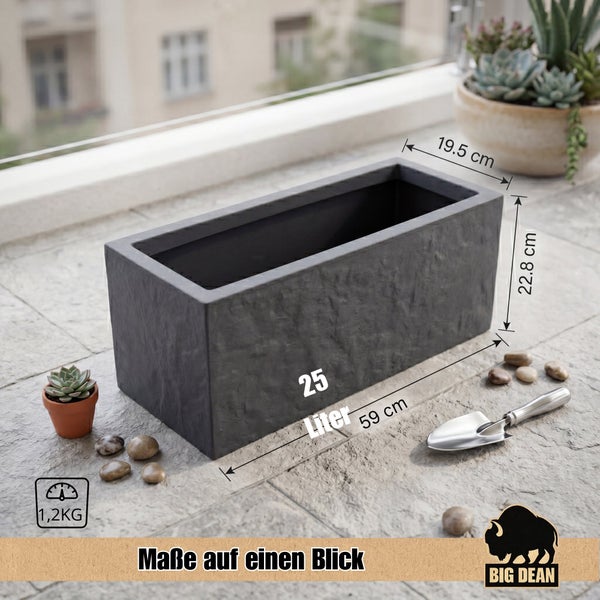Rechteckiger Pflanzkübel aus Kunststoff in Steinoptik mit 25 Liter Volumen, Maße 59 mal 19,5 mal 22,8 Zentimeter, Gewicht 1,2 Kilogramm.