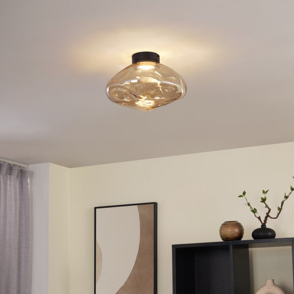 Deckenleuchte mit Glasschirm im Wohnraum