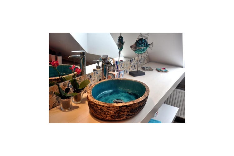 Badezimmer mit Aufsatzwaschbecken, Armatur, Spiegel und Dekoration