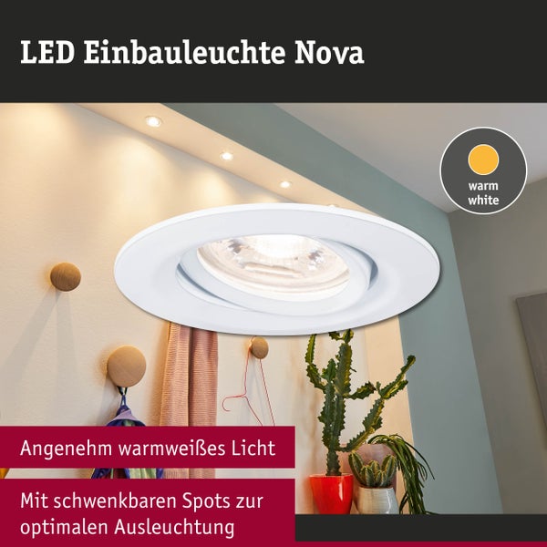 Schwenkbare LED-Einbauleuchte Nova mit warmweißem Licht zur Deckenmontage im Innenbereich.