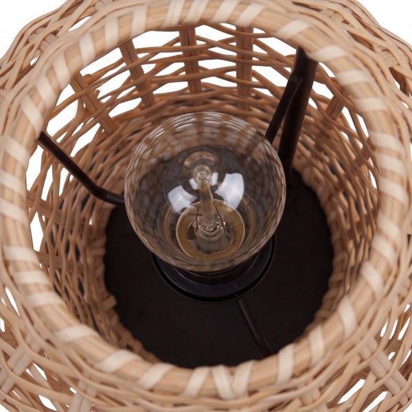 Blick in eine Lampe mit geflochtenem Schirm aus Naturmaterial und einem klaren Leuchtmittel.