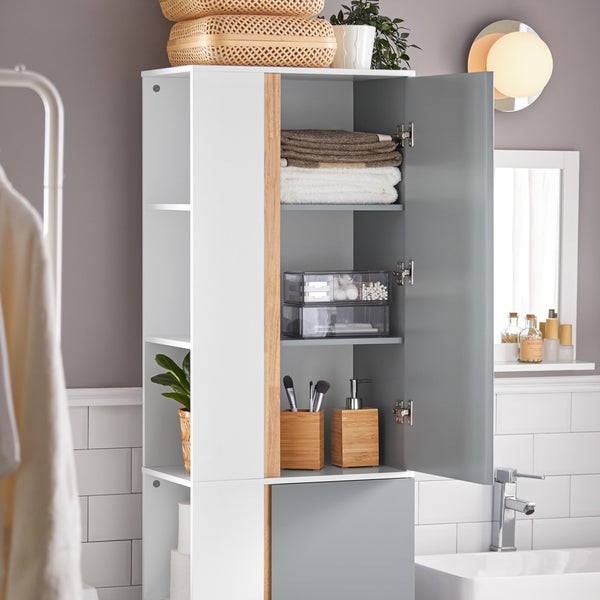 Badezimmer mit Badmöbeln: Hochschrank mit Regalen und Handtüchern