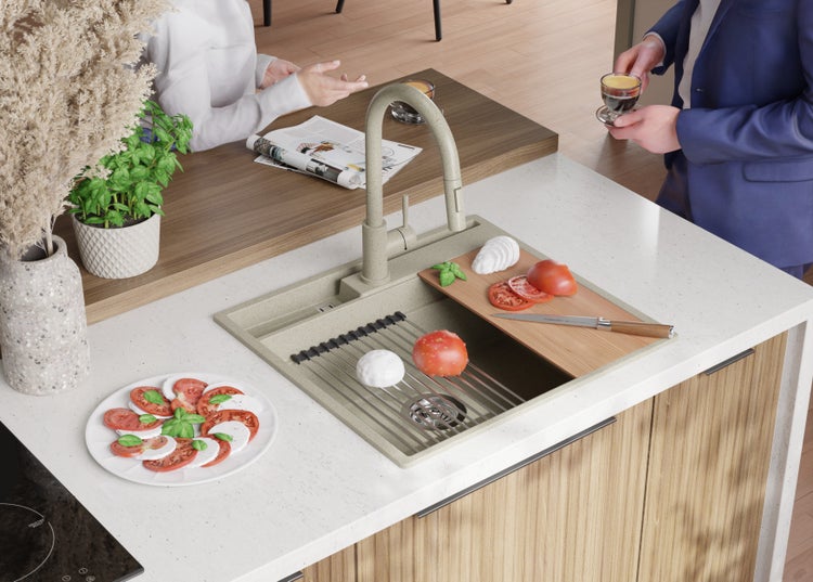 Küchenszene mit Spüle, Armatur, Schneidebrett, Zutaten für Caprese und Personen