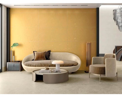 Modernes Wohnzimmer mit Sofa, Sessel, Tisch und Wandfliesen