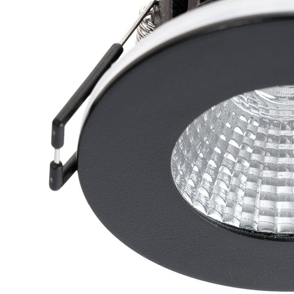 Nahaufnahme eines runden Einbaustrahlers in Schwarz mit strukturiertem Reflektor und Federklemme.