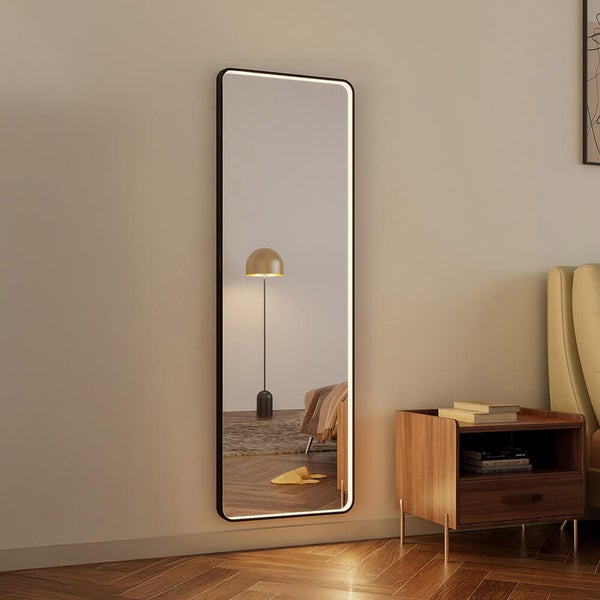 Rechteckiger Spiegel mit LED-Beleuchtung im Schlafzimmer