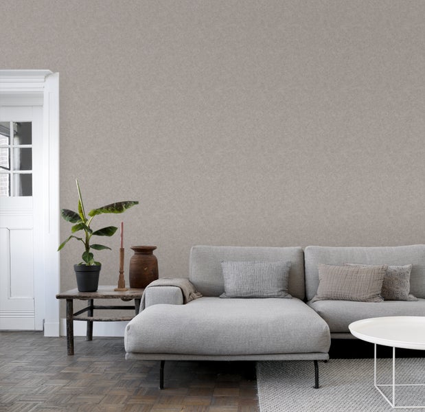 Wohnzimmer mit grauer Struktur Tapete, Sofa und Holztisch