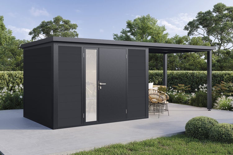Modernes Gartenhaus mit Flachdach und integriertem Terrassendach, mit Tür und Glaselement, auf einer Terrasse im Garten platziert.
