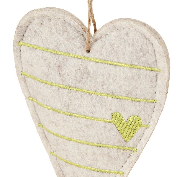 Herzförmige Filzdekoration mit Streifen und Herzmotiv zum Aufhängen