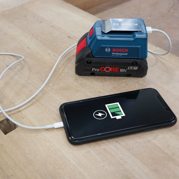 Bosch Professional Akku Adapter zum Aufladen eines Smartphones