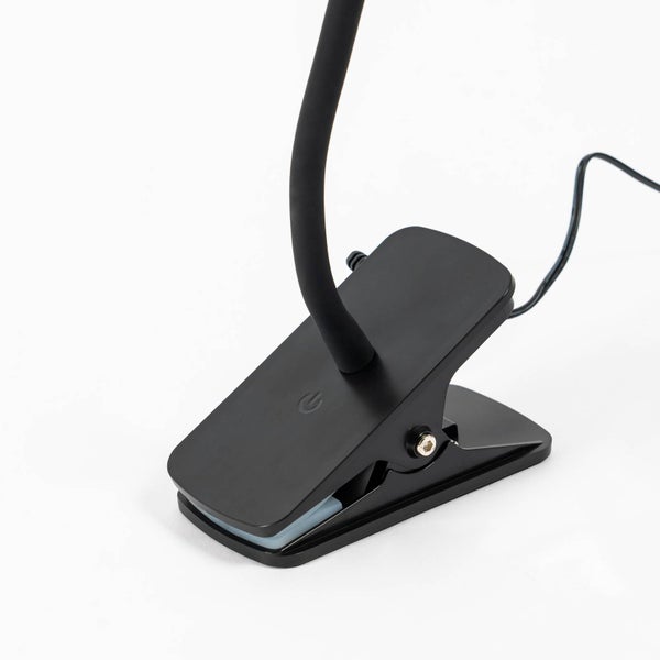 Schwarzer Klemmfuß einer Leuchte mit flexiblem Hals, Touch-Schalter und Netzkabel.