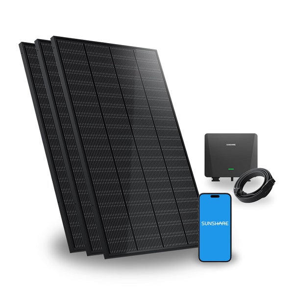 Drei Solarmodule, ein Wechselrichter, ein Kabel und ein Smartphone mit der Sunshare-App.