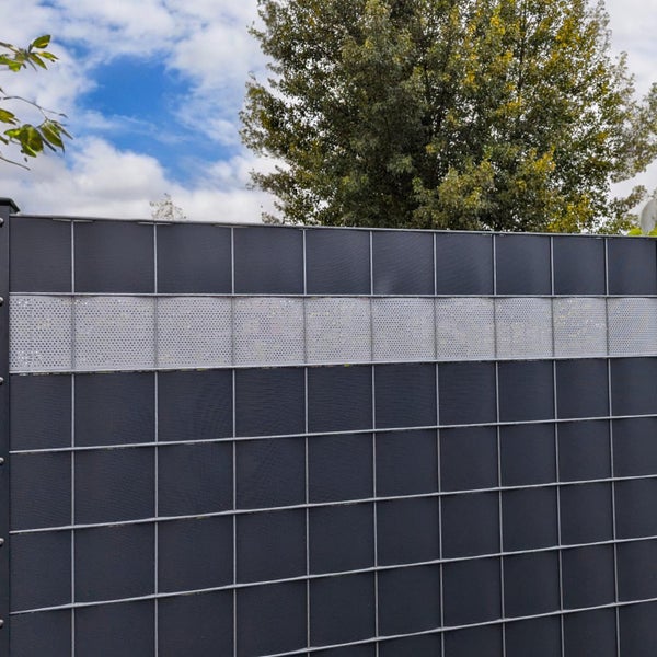 Zaun mit Metallgitter und Sichtschutzelementen