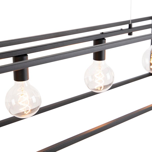 Schwarze Hängelampe mit mehreren Glühbirnen in einem Metallrahmen.