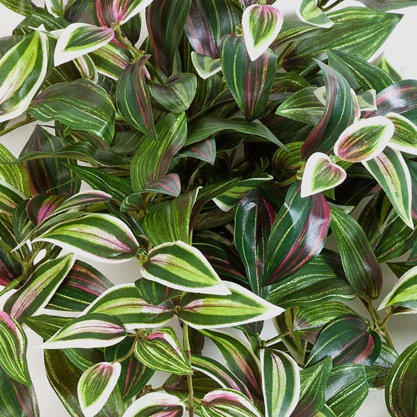 Künstliche Hibiskusblüte in Rosa mit strukturierten Blütenblättern, grünem Blatt und Staubblatt.