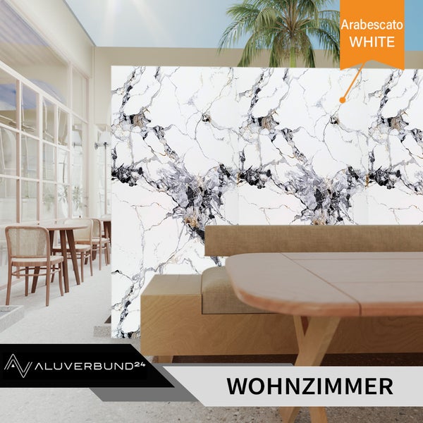 Wohnzimmer mit Wandverkleidung aus Aluminiumverbundplatten in Marmoroptik, Sorte Arabescato Weiss.