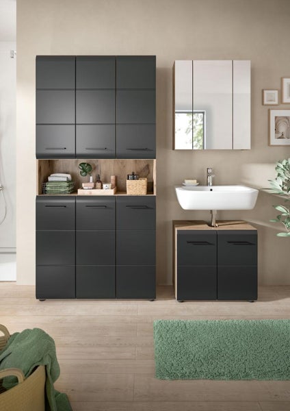 Modernes Badezimmerset mit großem Hochschrank in Anthrazit, weißem Waschbecken mit Unterschrank und einem Spiegelschrank mit Holzelementen.
