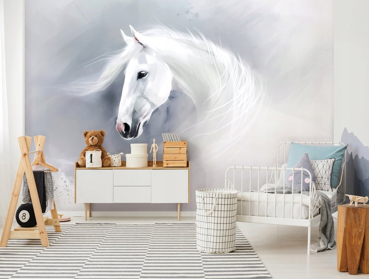 Kinderzimmer mit Tapete eines weißen Pferdes, Kommode, Bett und Spielsachen.