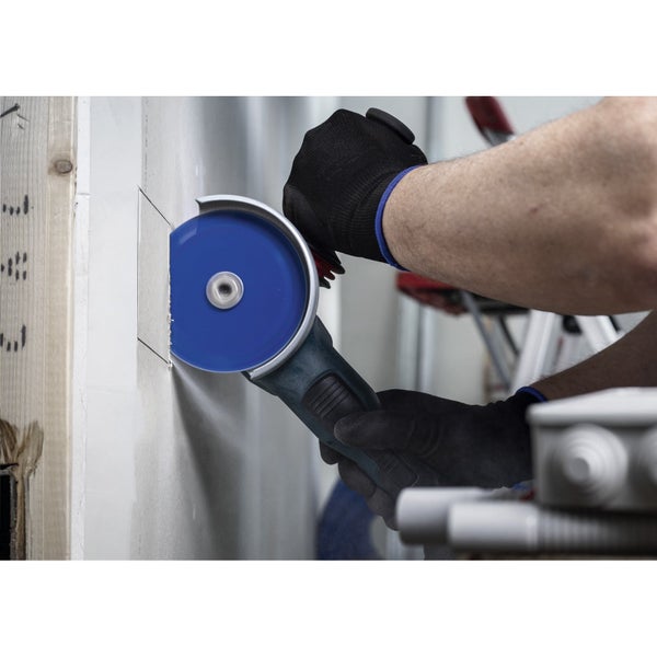 Handwerker schneidet mit Winkelschleifer eine Rigipswand