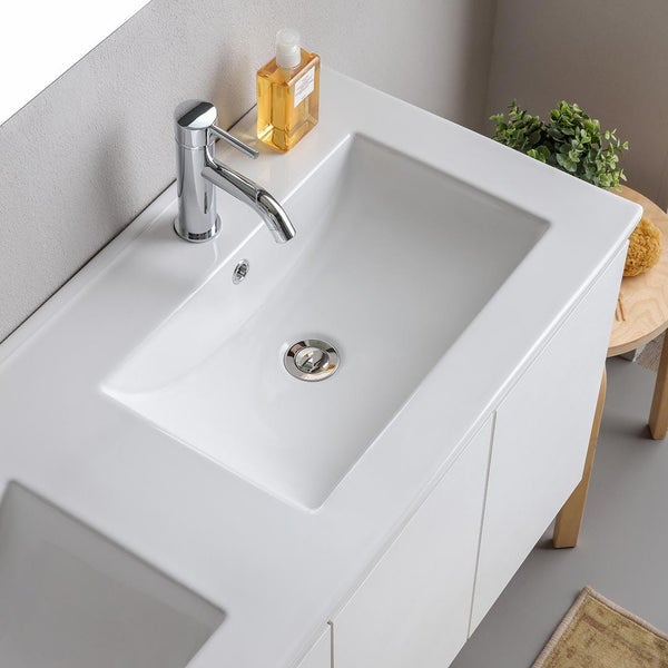 Aufsicht auf ein Waschbecken mit Armatur und Ablaufgarnitur in einem Badezimmer.