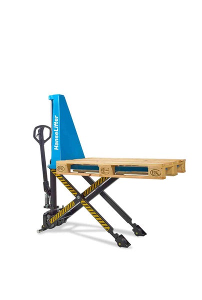 HanseLifter Scherenhubwagen in angehobener Position mit einer Europalette aus Holz
