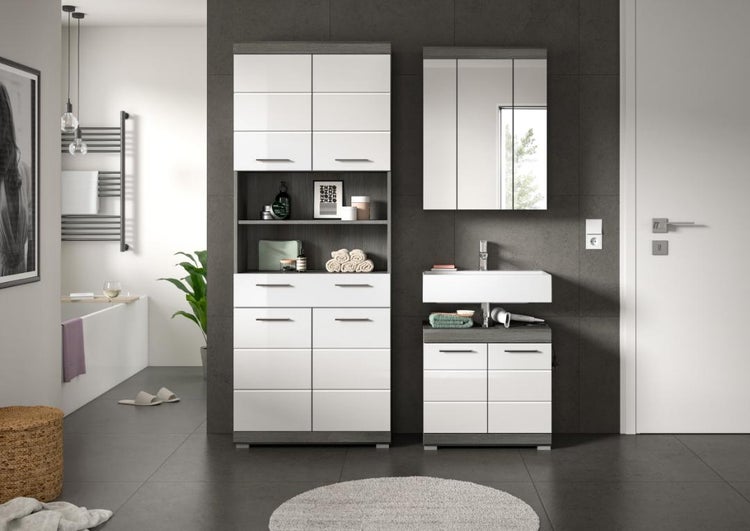 Modernes Badezimmermöbel-Set in Weiß Hochglanz und Grau, bestehend aus Hochschrank, Waschtisch mit Unterschrank und Spiegelschrank.