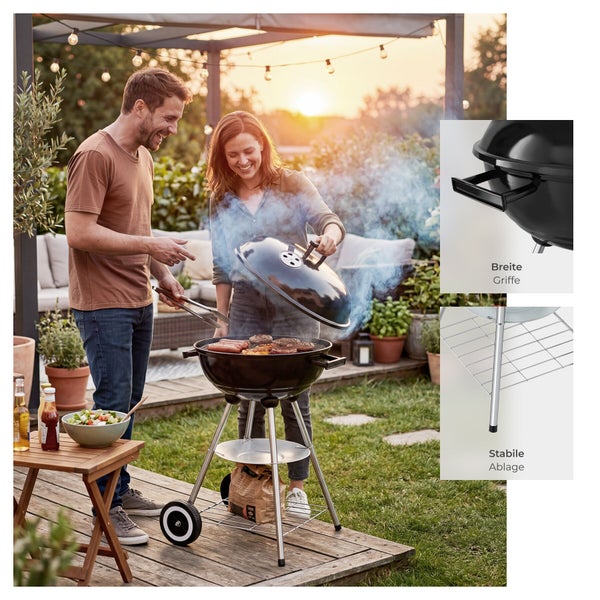 Ein Paar grillt auf einem schwarzen Kugelgrill auf einer hellen Holzterrasse im Garten. Detailansichten zeigen breite Griffe und eine stabile Ablage.