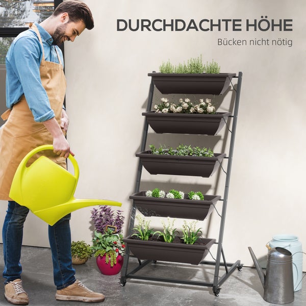 Mann bewässert ein vertikales Hochbeet mit 5 Ebenen auf Rollen. Die Arbeitshöhe ermöglicht rückenfreundliches Gärtnern ohne Bücken.