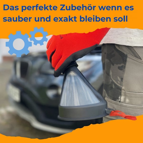 Ein Trichter wird von einer Person mit Handschuhen über ein Auto gehalten.