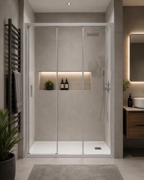 Moderne Nischendusche mit Schiebetüren, integrierter Wandnische und Kopfbrause in einem eleganten Badezimmer mit grauen Fliesen.