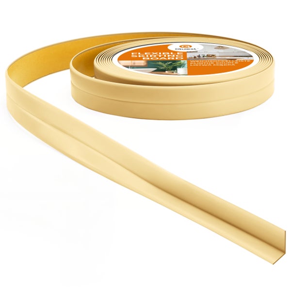 Kinderhände halten bunte Bällebadbälle mit einem Durchmesser von 5,5 Zentimeter.